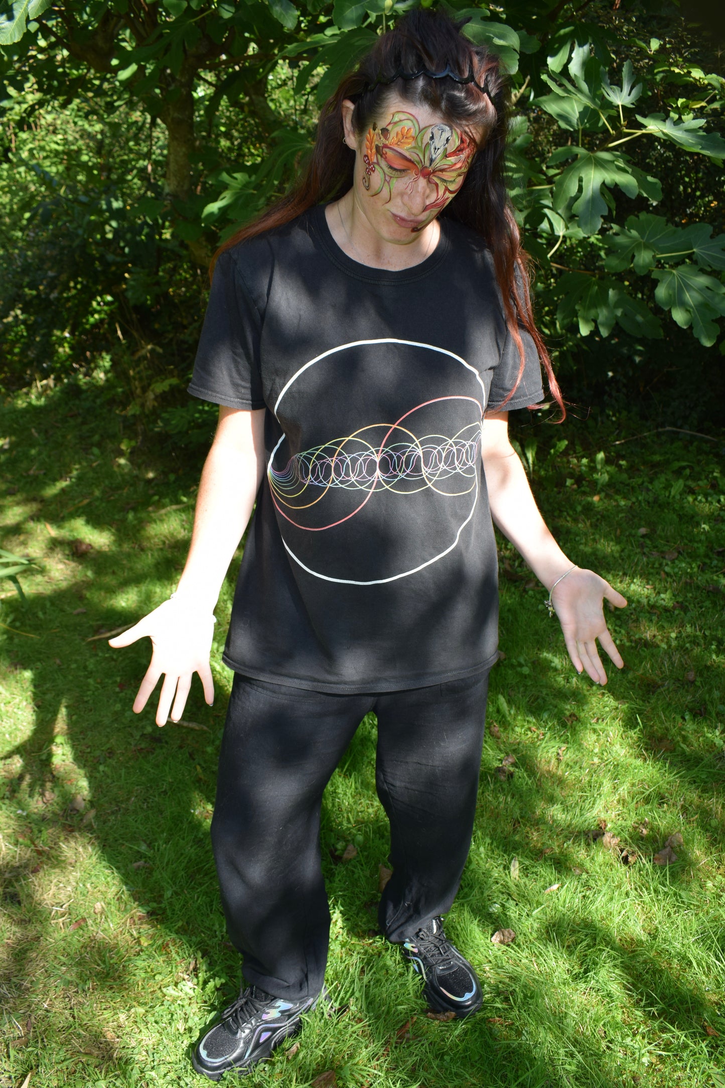 Rainbow-Coloured Waves in Circle Women's Favourite T-Shirt