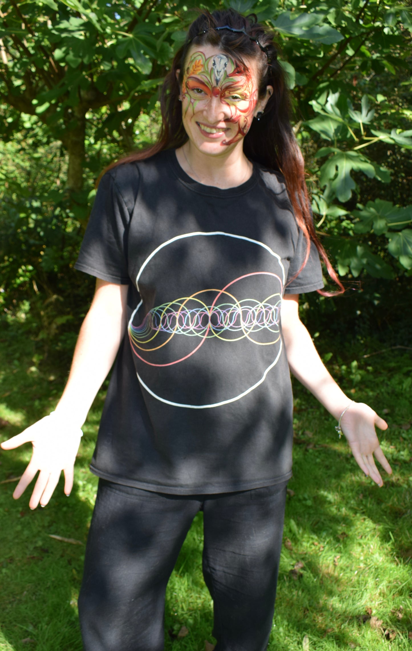Rainbow-Coloured Waves in Circle Women's Favourite T-Shirt