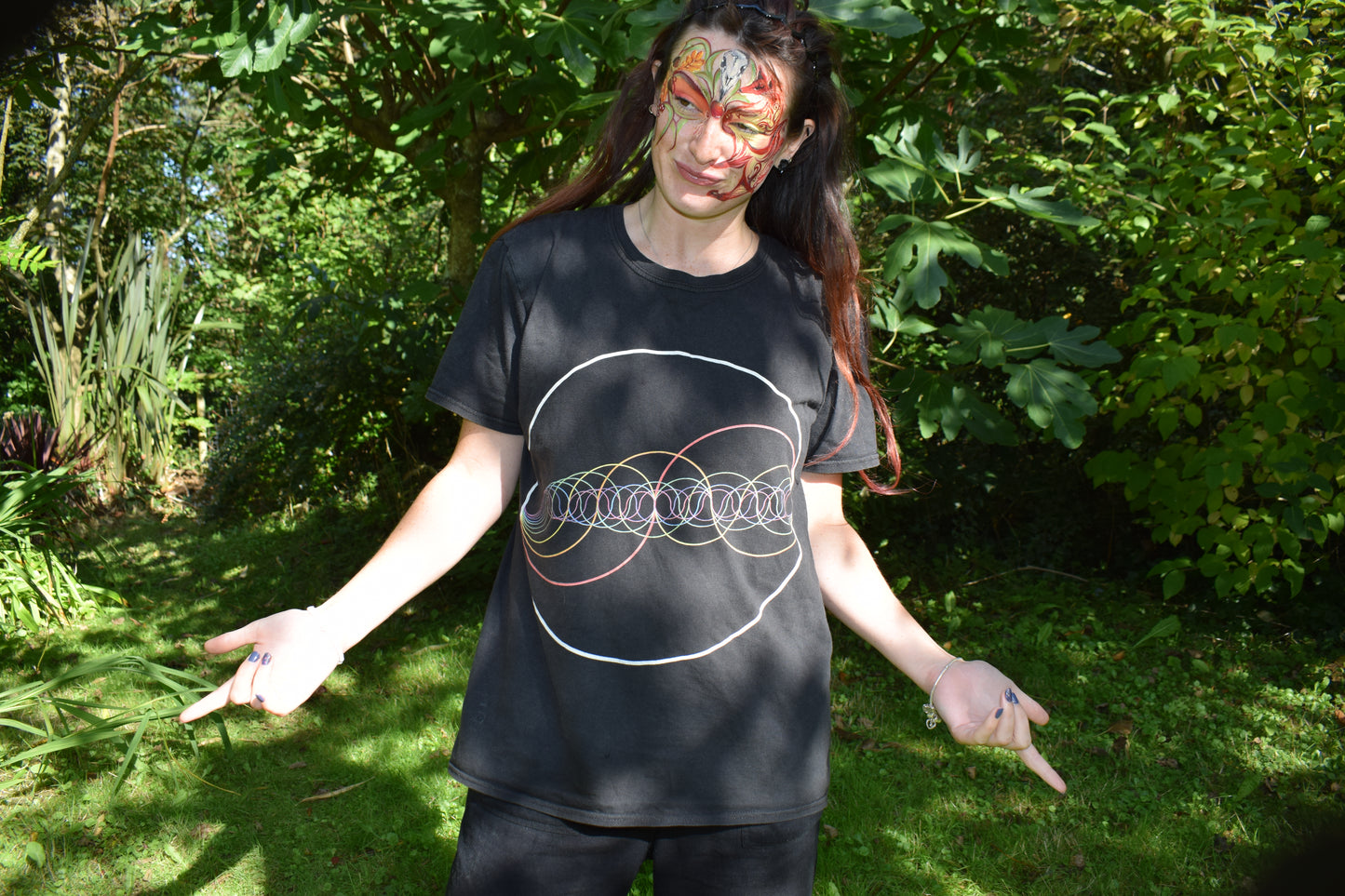 Rainbow-Coloured Waves in Circle Women's Favourite T-Shirt
