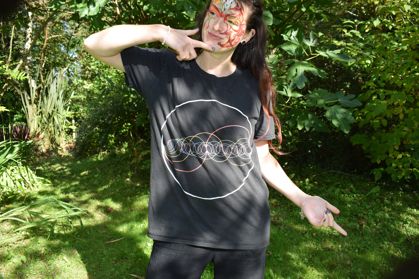 Rainbow-Coloured Waves in Circle Women's Favourite T-Shirt