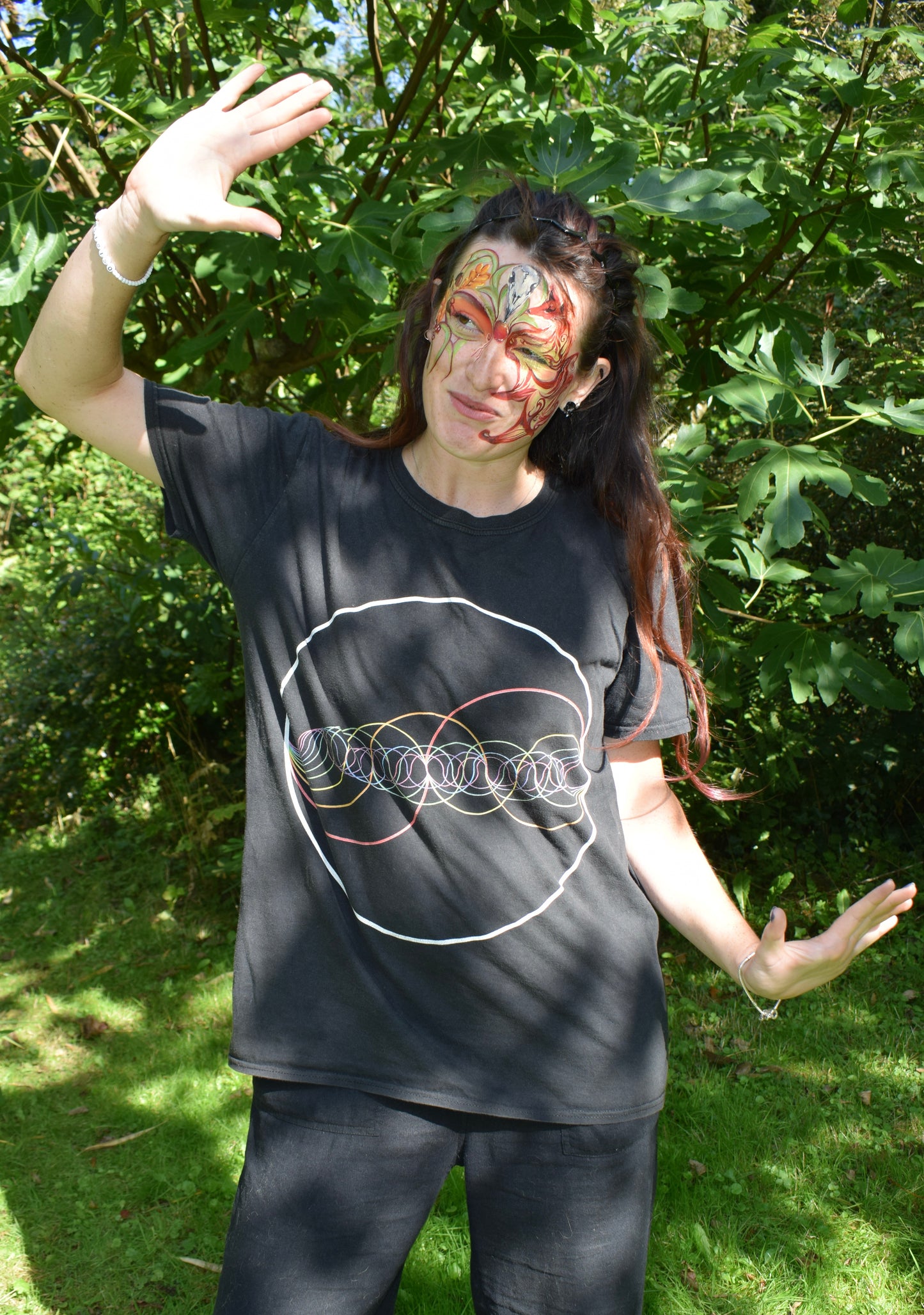 Rainbow-Coloured Waves in Circle Women's Favourite T-Shirt