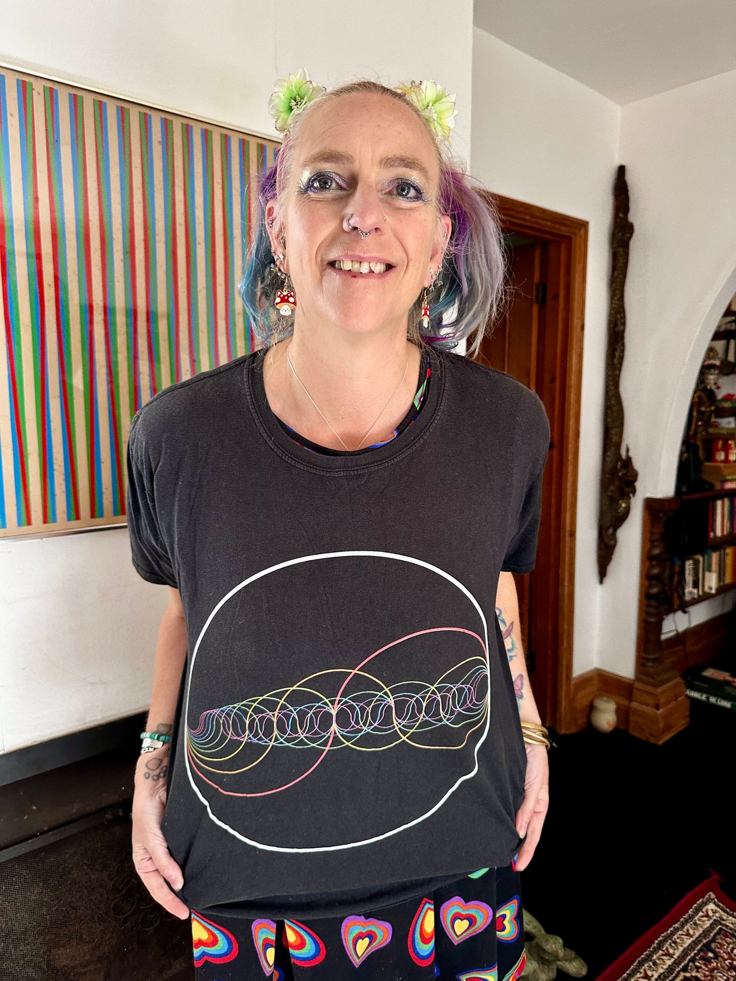 Rainbow-Coloured Waves in Circle Women's Favourite T-Shirt